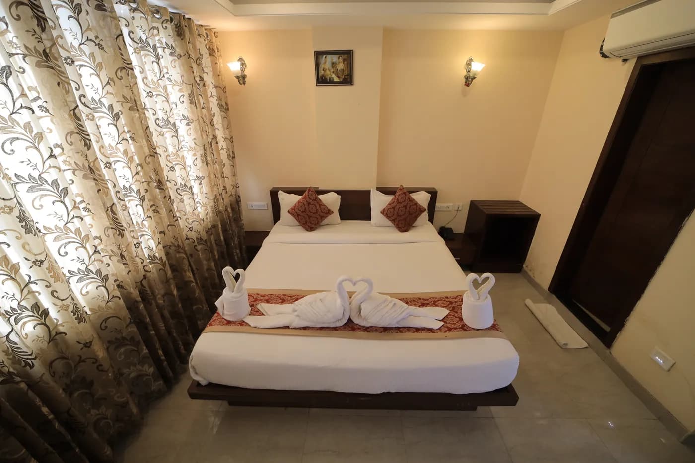Cheelgadi deluxe double bed with warm lighting in Jaipur