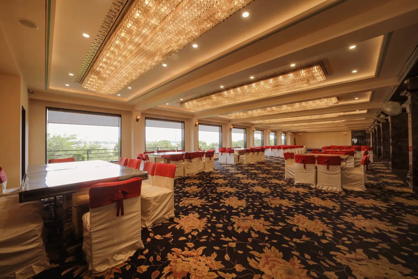 Banquet dining tables at Cheelgadi Jaipur