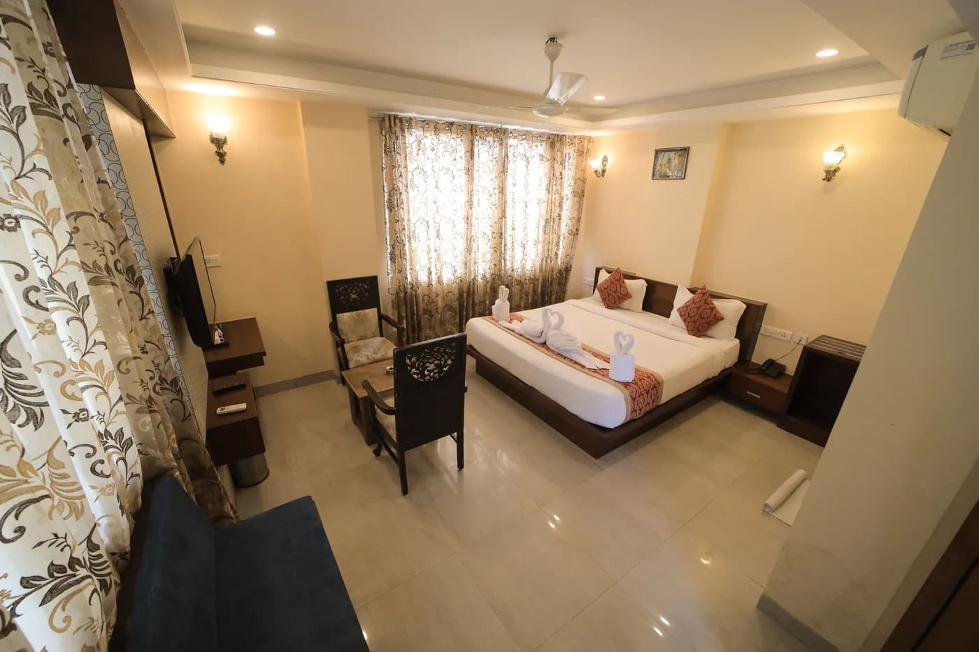 Cheelgadi premium guest room with lounge seating in Jaipur
