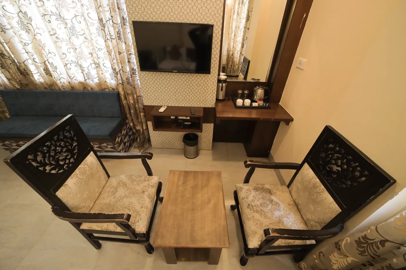 Cheelgadi hotel room lounge and coffee station in Jaipur